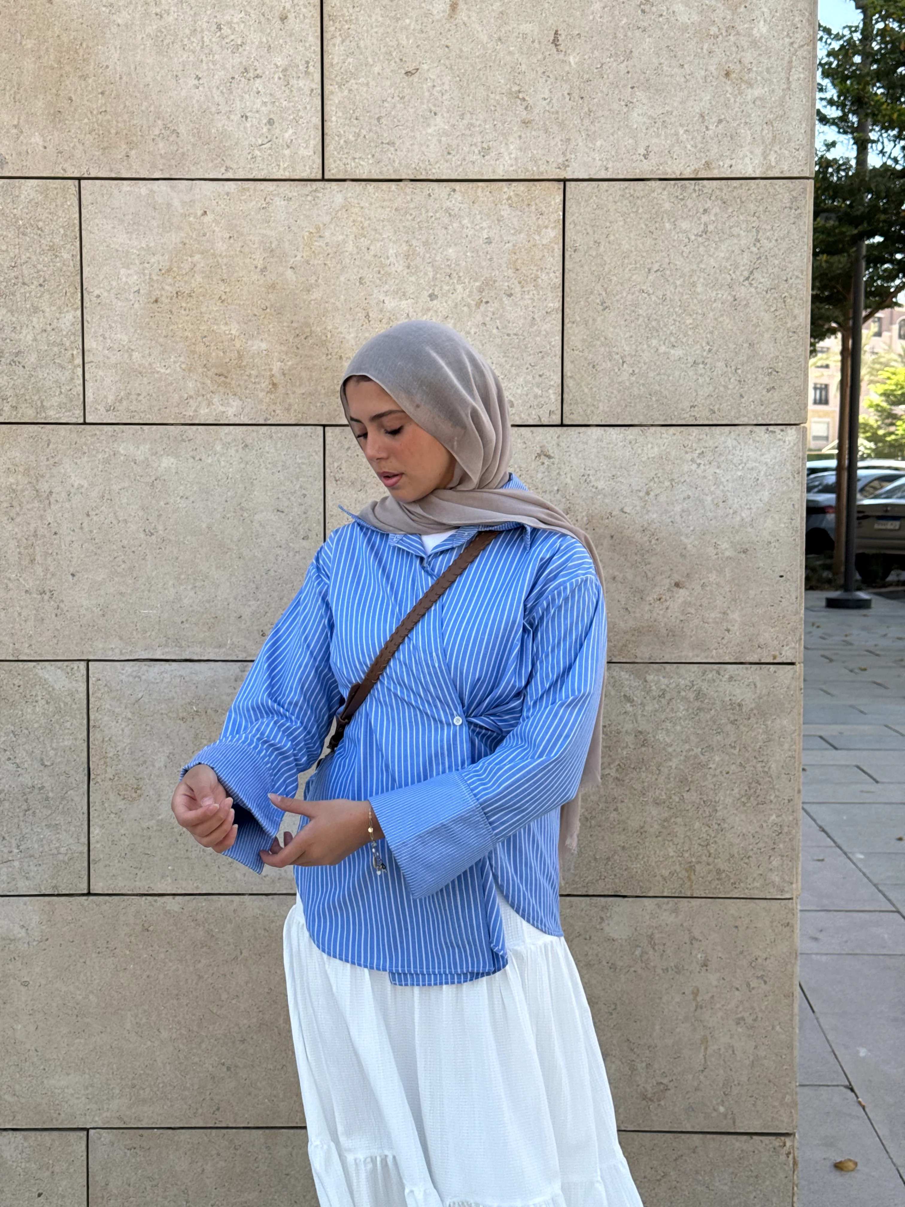 THE DAILY STRIPED SHIRT in light blue . - Image 2