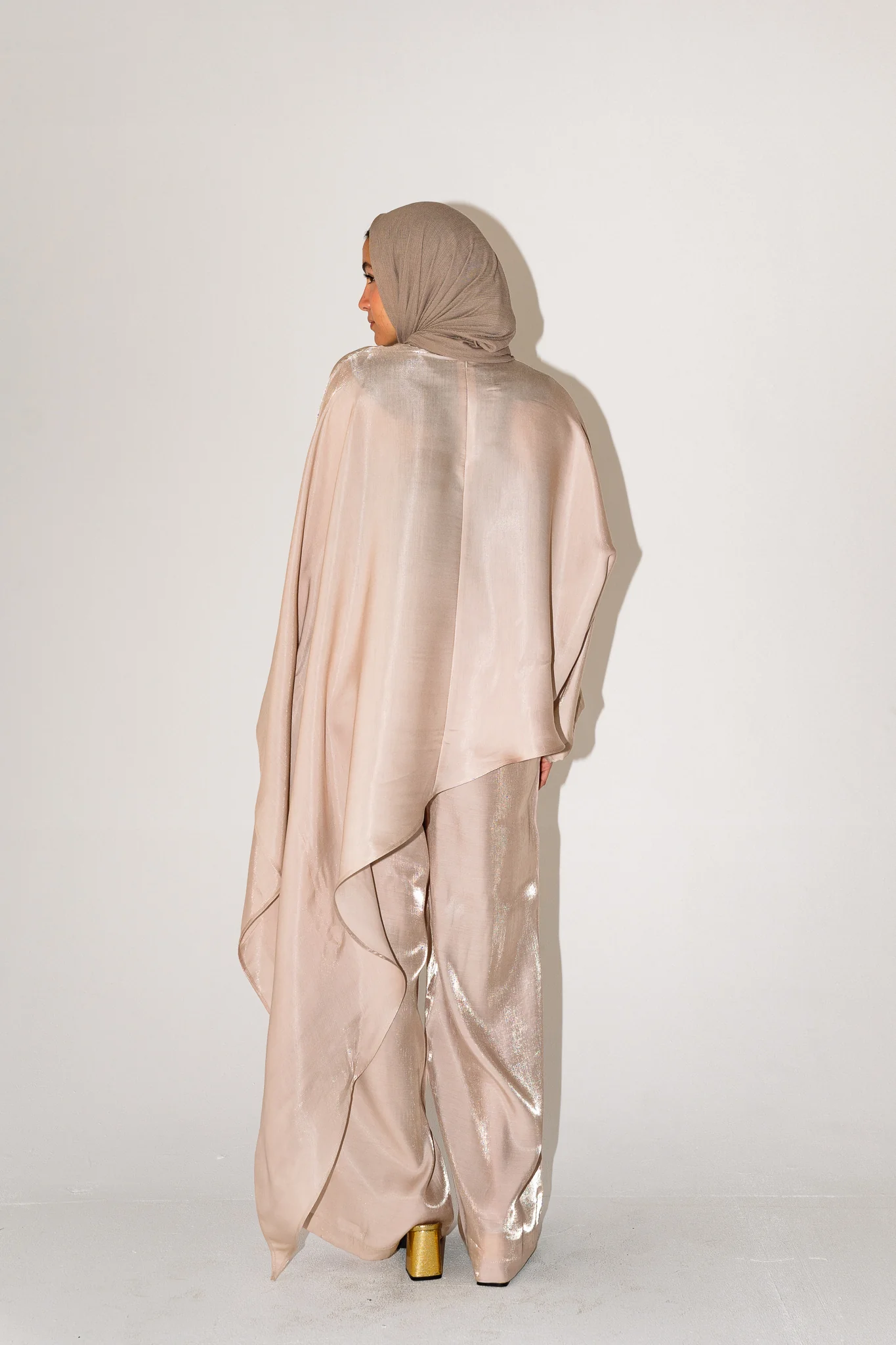 Thuraya Set in Beige - Image 7
