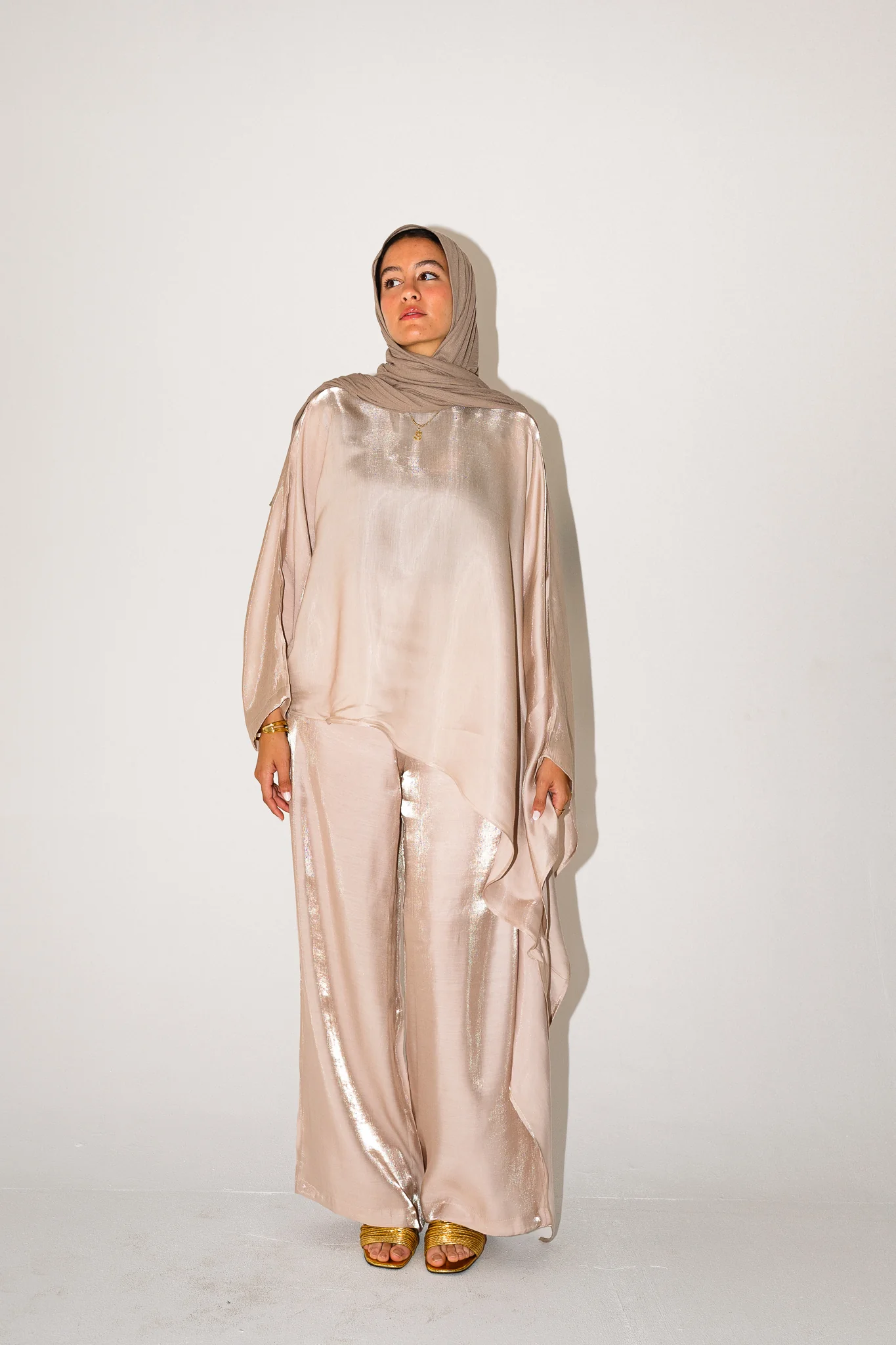 Thuraya Set in Beige - Image 8