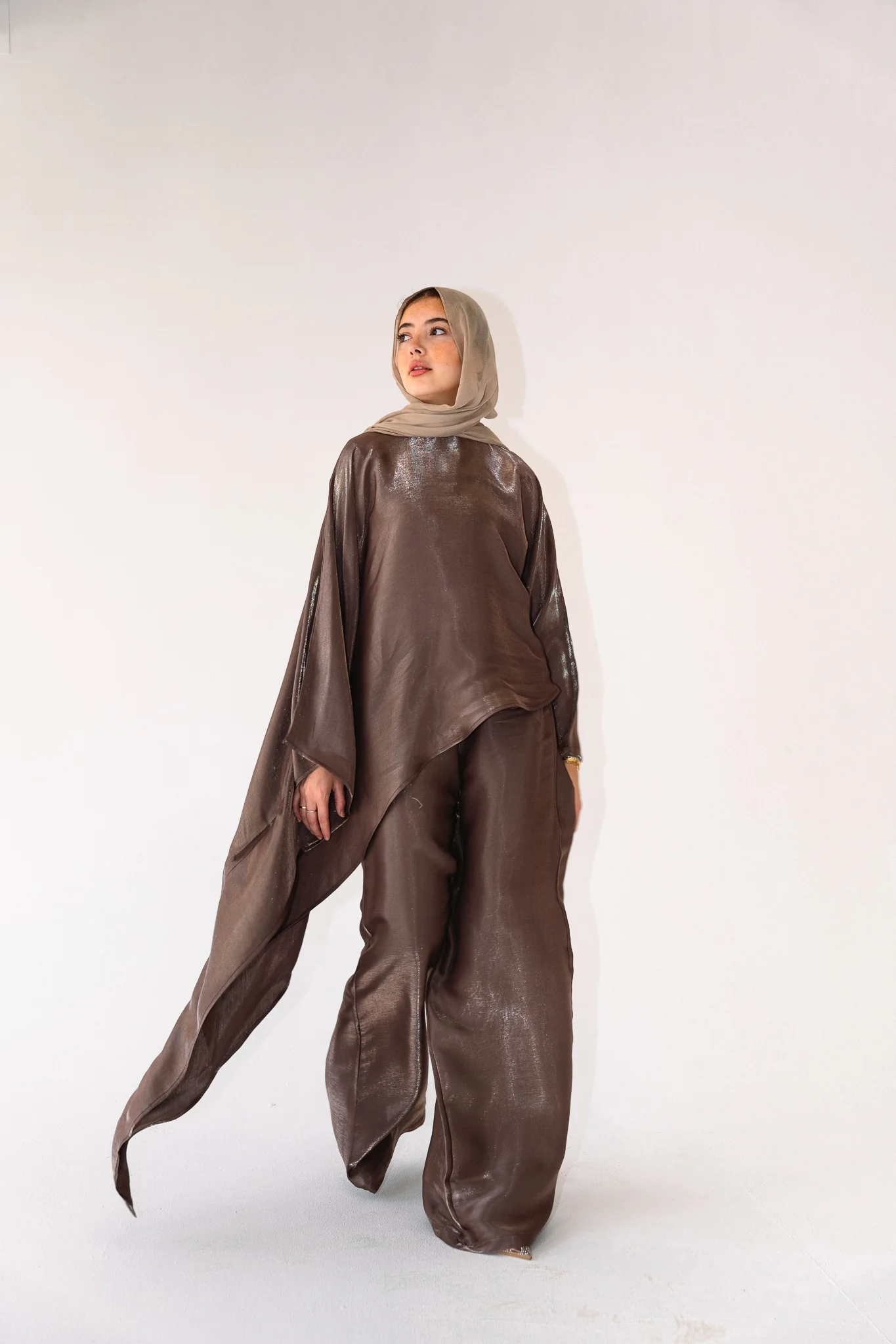 Thuraya Set in Taupe Brown - Image 4